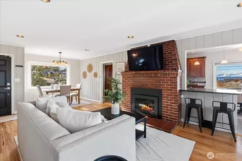 Living - 1001 Maple St, Edmonds, WA 98020 photo 2 of 3