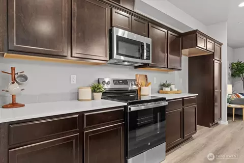 Kitchen - 7025 Rainier Dr #D, Everett, WA 98203 photo 6 of 8