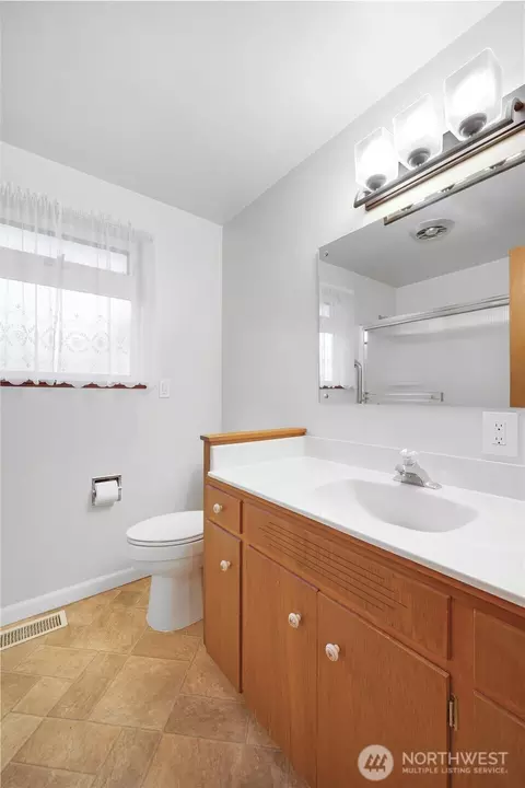 Bath - 1077 Garfield St, Enumclaw, WA 98022 photo 2 of 2