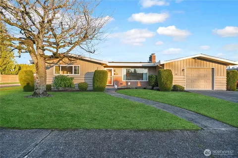 1077 Garfield St, Enumclaw, WA 98022