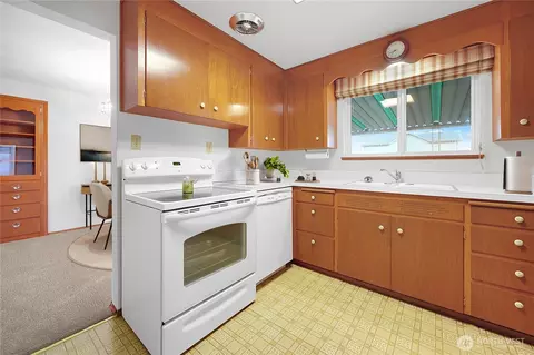 Kitchen - 1077 Garfield St, Enumclaw, WA 98022 photo 1 of 2