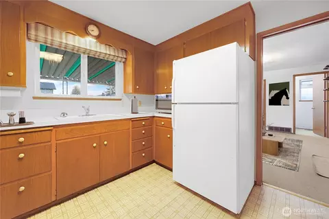Kitchen - 1077 Garfield St, Enumclaw, WA 98022 photo 2 of 2