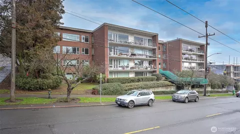 530 W Olympic Pl #304, Seattle, WA 98119