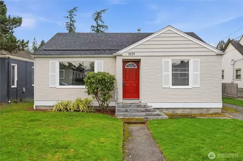 1221 S 12th St, Mount Vernon, WA 98274