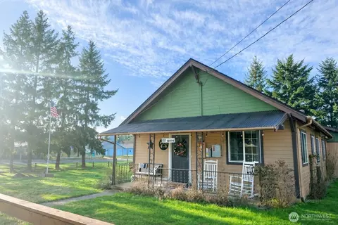 302 Centre St N, Rainier, WA 98576