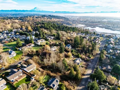 63 Nn 19th St NE, Tacoma, WA 98422