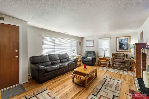 Living - 1107 Adele St, Sumner, WA 98390 photo 2 of 2