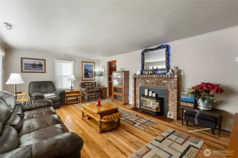 Living - 1107 Adele St, Sumner, WA 98390 photo 1 of 2