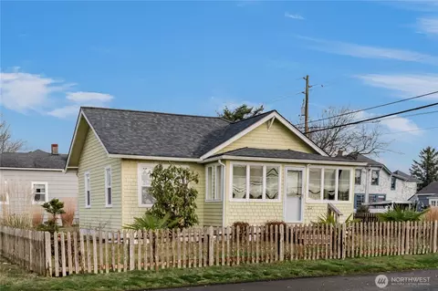 212 2nd St NE, Long Beach, WA 98631