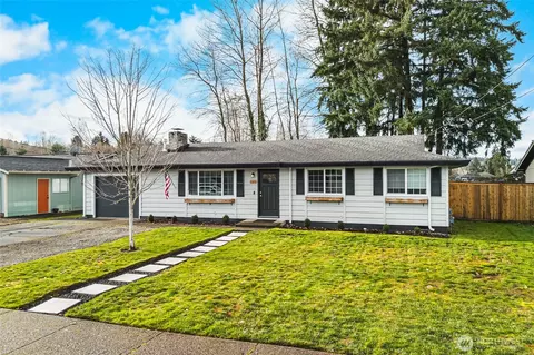 924 9th St SW, Puyallup, WA 98371
