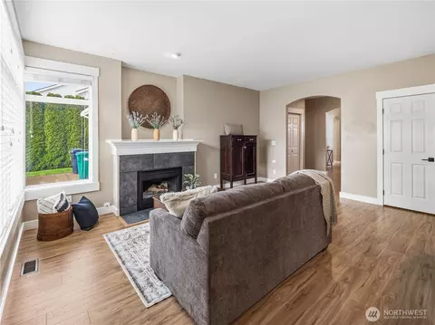 Living - 3384 Larsen Ave, Enumclaw, WA 98022 photo 3 of 7