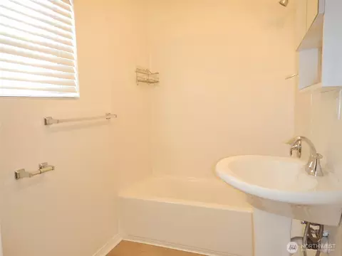 Bath - 7515 Cascade Dr, Everett, WA 98203 photo 1 of 1