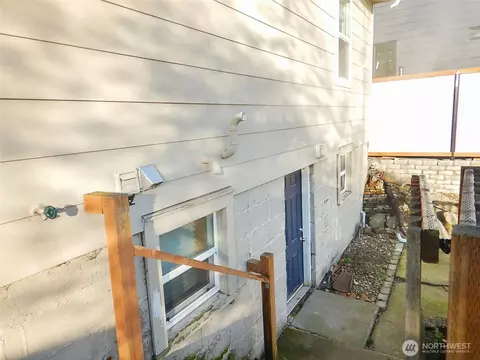 Exterior - 7515 Cascade Dr, Everett, WA 98203 photo 6 of 9