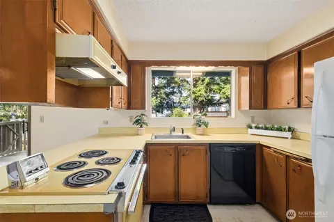 Kitchen - 26104 SE 426th St, Enumclaw, WA 98022 photo 2 of 3