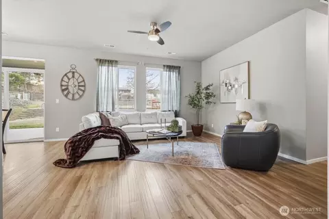 Living - 513 S Owens Ave, Pasco, WA 99301 photo 1 of 1