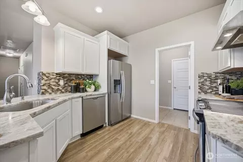 Kitchen - 513 S Owens Ave, Pasco, WA 99301 photo 2 of 4