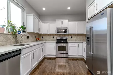 Kitchen - 20102 40th Ave E, Spanaway, WA 98387 photo 3 of 4