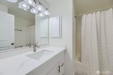 Bath - 9213 1st Dr SE, Everett, WA 98208 photo 3 of 3