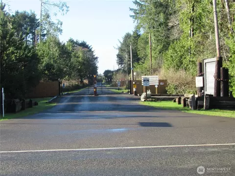 107 Dolphin Ln, Copalis Beach, WA 98535