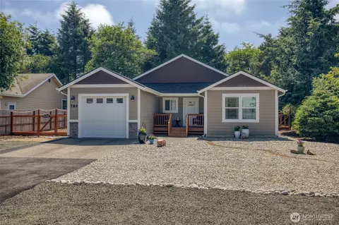 789 Island Cir SE, Ocean Shores, WA 98569