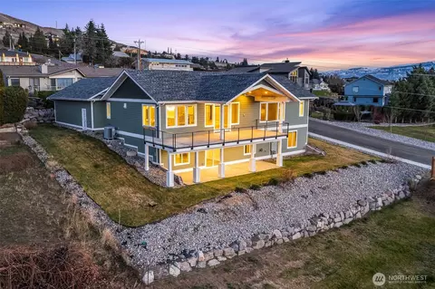 327 23rd St NE, East Wenatchee, WA 98802
