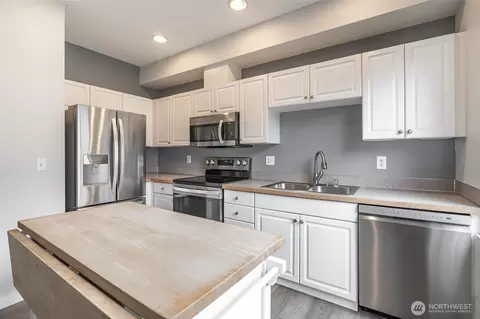 Kitchen - 13400 Dumas Rd #G4, Mill Creek, WA 98012 photo 3 of 4
