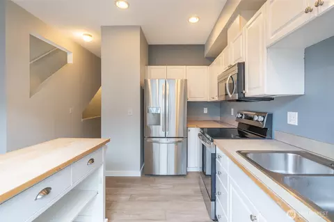 Kitchen - 13400 Dumas Rd #G4, Mill Creek, WA 98012 photo 4 of 4