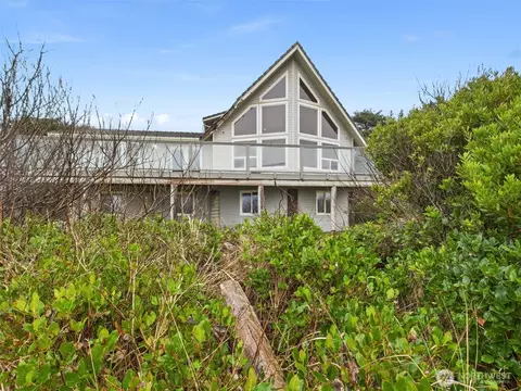 50 Diamond Dr, Pacific Beach, WA 98571