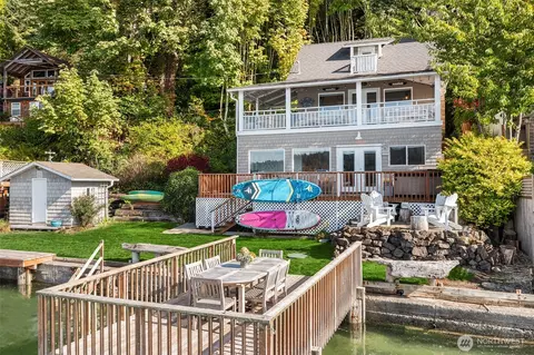 27704 Manzanita Beach Rd SW, Vashon, WA 98070