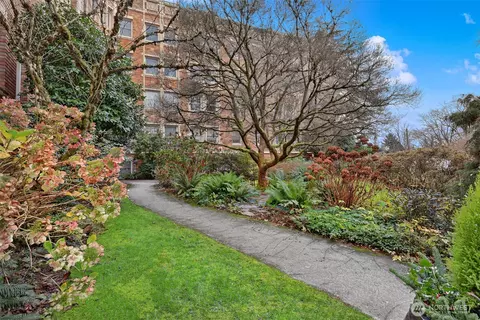 5810 Cowen Pl NE #202, Seattle, WA 98105