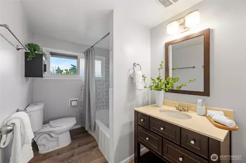 Bath - 7121 Highland Dr, Everett, WA 98203 photo 3 of 3