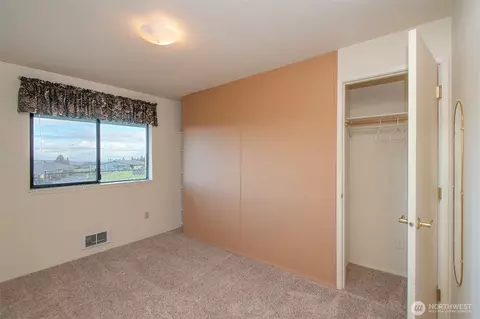Bedroom - 1301 S Third Ave #9B, Sequim, WA 98382 photo 5 of 6