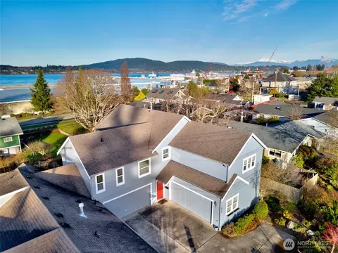 1418 6th St, Anacortes, WA 98221