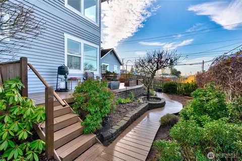 1418 6th St, Anacortes, WA 98221