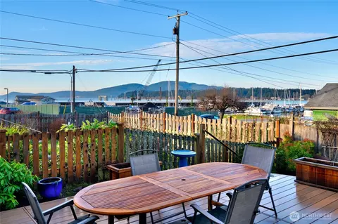 1418 6th St, Anacortes, WA 98221