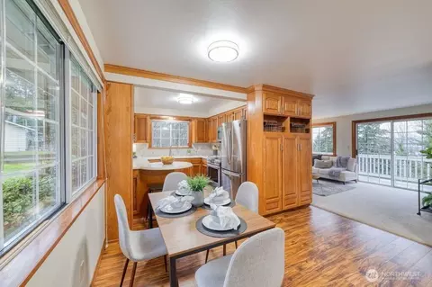 Dining - 718 E Walnut St, Kent, WA 98030 photo 2 of 2