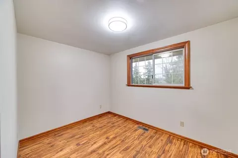 Bedroom - 718 E Walnut St, Kent, WA 98030 photo 3 of 5
