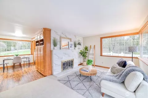Living - 718 E Walnut St, Kent, WA 98030 photo 3 of 4