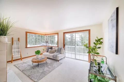 Living - 718 E Walnut St, Kent, WA 98030 photo 4 of 4