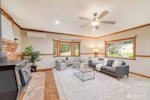 Living - 718 E Walnut St, Kent, WA 98030 photo 2 of 4