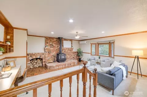 Living - 718 E Walnut St, Kent, WA 98030 photo 1 of 4