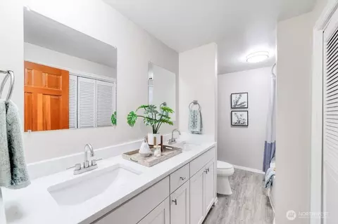 Bath - 718 E Walnut St, Kent, WA 98030 photo 1 of 1