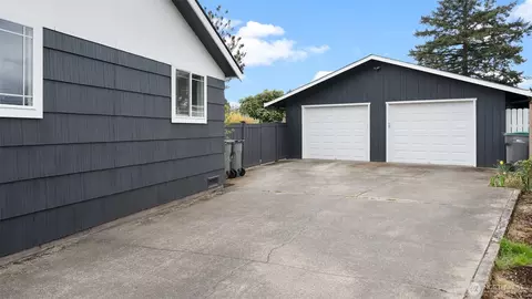 Exterior - 923 E 32nd St, Bremerton, WA 98310 photo 1 of 9