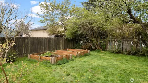 Exterior - 923 E 32nd St, Bremerton, WA 98310 photo 7 of 9
