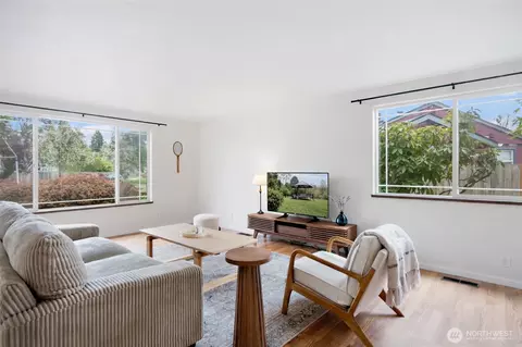 Living - 923 E 32nd St, Bremerton, WA 98310 photo 1 of 3