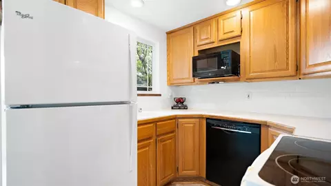 Kitchen - 923 E 32nd St, Bremerton, WA 98310 photo 2 of 2
