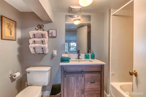 Bath - 309 Sunset Ave, Eastsound, WA 98245 photo 2 of 3