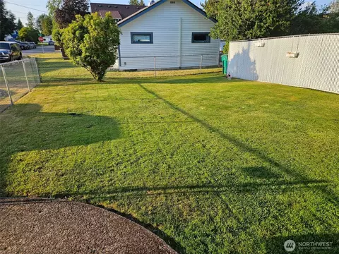 Exterior - 2921 Fredricksen St, Enumclaw, WA 98022 photo 2 of 8