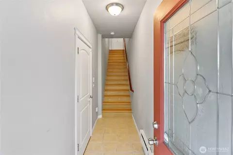 Entry Way - 2923 Belmonte Ln, Everett, WA 98201 photo 1 of 2