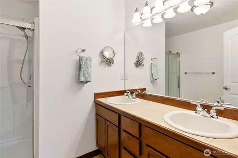 Bath - 2923 Belmonte Ln, Everett, WA 98201 photo 3 of 4